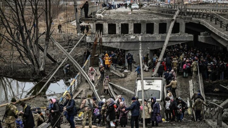 Πόλεμος στην Ουκρανία: Ρωσικοί βομβαρδισμοί σε αυτοκινητοπομπή και θέατρο στη Μαριούπολη