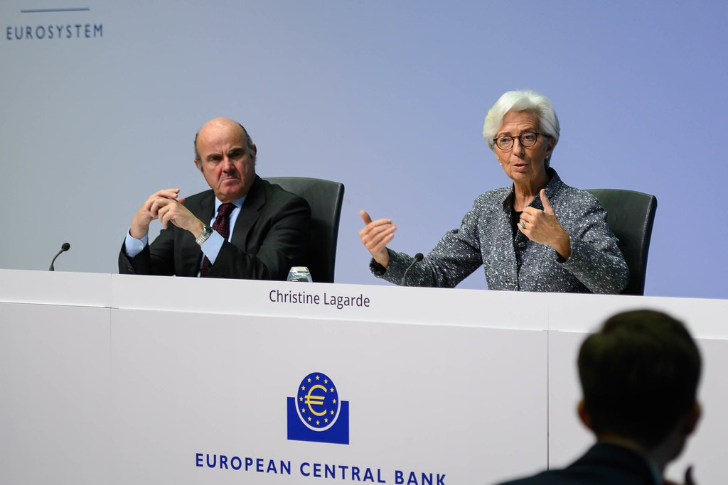 «Σήμα» Ντε Γκίντος στην ΕΚΤ για τα ελληνικά ομόλογα