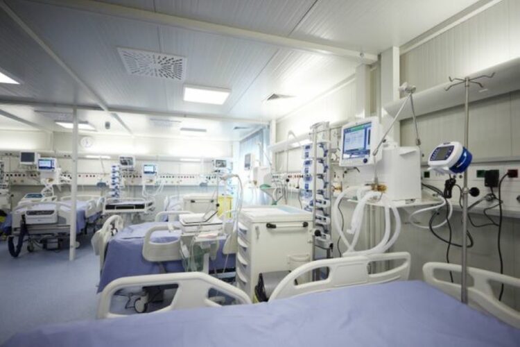 Κορωνοϊός: Η έξαρση κρουσμάτων πιέζει και πάλι τα νοσοκομεία