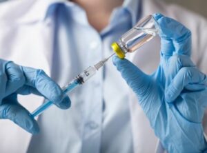 Κορωνοϊός: «Έρχεται 4η δόση εμβολίου για όλους», προειδοποιούν οι ειδικοί