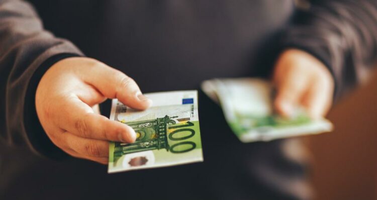 Επίδομα 200 ευρώ: Οι δικαιούχοι και οι ημερομηνίες πληρωμής