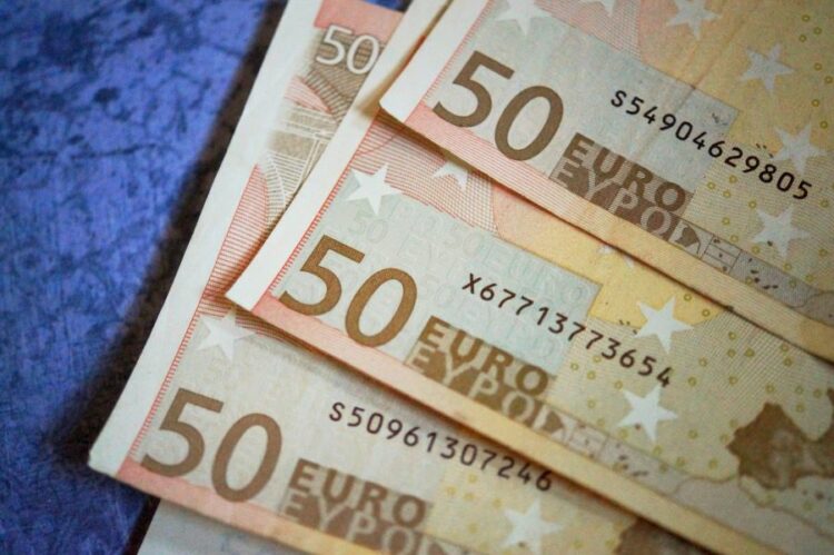 Κατώτατος μισθός: Πως σχολιάζουν οι φορείς την αύξηση των 50 ευρώ