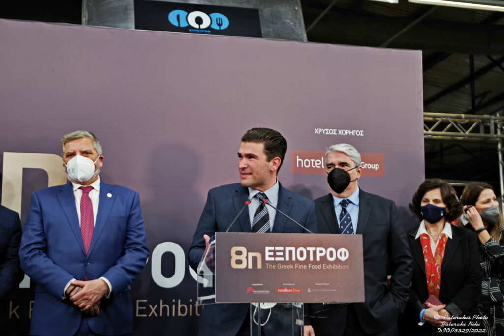 O Κεδίκογλου πήγε σε εγκαίνια έκθεσης σε «τσακίρ κέφι»