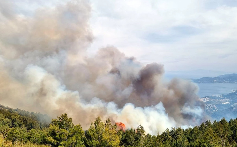 Φωτιά στη Σάμο - Απειλούνται σπίτια, εκκενώνεται οικισμός