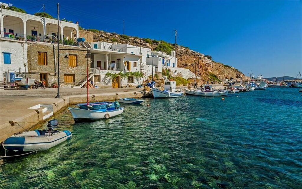 i-sifnos-filoksenei-mia-idiaiteri-taksidiotiki-ekpompi-tou-belgiou