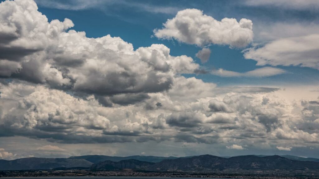 Πρόσκαιρη η βελτίωση του καιρού την Τρίτη και Τετάρτη