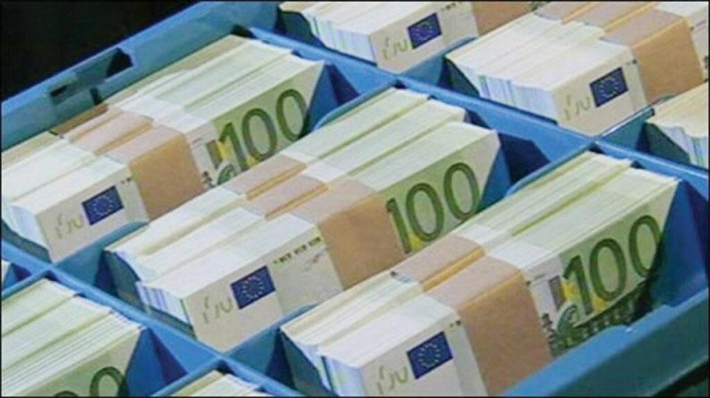 ΤτΕ: Διευρύνθηκε το «χάσμα» στα επιτόκια καταθέσεων και δανείων