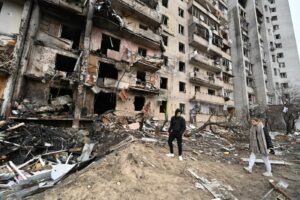 Πόλεμος στην Ουκρανία: Οι Ρώσοι σφυροκοπούν το Κιέβο, εν μέσω επίσκεψης Κινέζου απεσταλμένου