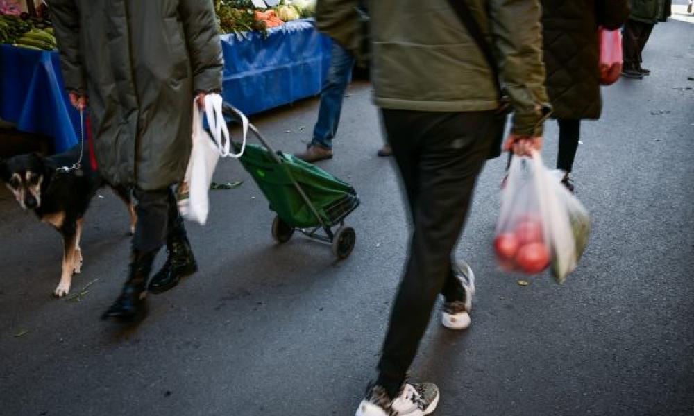 Έξι στους 10 εργαζόμενους μείωσαν τα βασικά είδη διατροφής