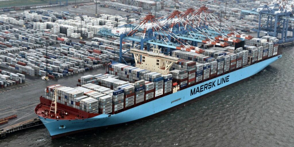 Η Maersk θα σταματήσει να εξυπηρετεί ρωσικά λιμάνια