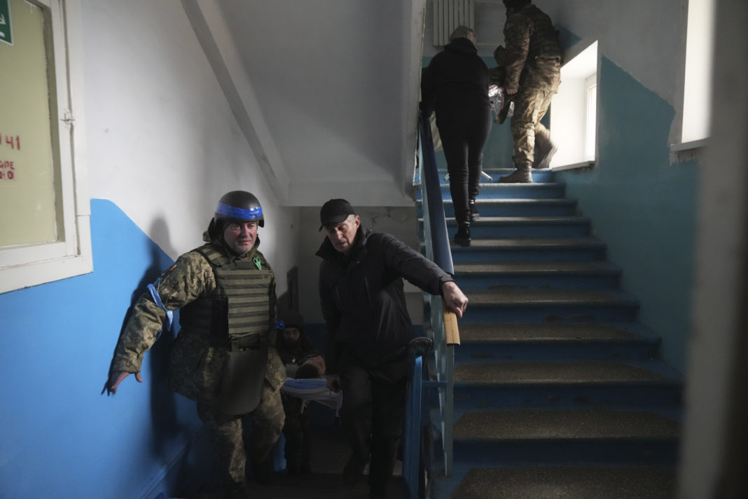 Εκτός λειτουργίας έχουν τεθεί 61 νοσοκομεία στην Ουκρανία εξαιτίας επιθέσεων από τις ρωσικές στρατιωτικές δυνάμεις, όπως δήλωσε σήμερα ο ουκρανός υπουργός Υγείας Βίκτορ Λιάσκο. «Τρομοκράτες από την επιτιθέμενη χώρα έχουν θέσει 61 νοσοκομεία εκτός λειτουργίας» δήλωσε σε τηλεοπτικό δίκτυο, συμπληρώνοντας ότι οι αρχές δεν μπορούσαν να παραδώσουν ιατρικές προμήθειες ζωτικής σημασίας σε κοινότητες που βρίσκονται στην πρώτη γραμμή του μετώπου εξαιτίας της έλλειψης «ανθρωπιστικών διαδρόμων». Η Ρωσία αρνείται ότι έχει εξαπολύσει επιθέσεις κατά αμάχων.
