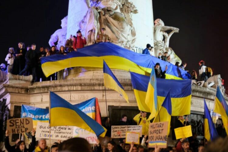Μεγάλες διαδηλώσεις κατά του πολέμου στην Ουκρανία σε πολλές ευρωπαϊκές πόλεις