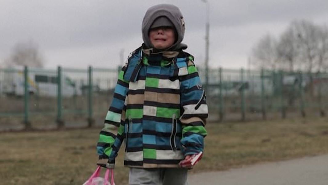 Ουκρανία: Συγκλονίζει το βίντεο με μικρό αγόρι που περνάει τα σύνορα με την Πολωνία κλαίγοντας με λυγμούς