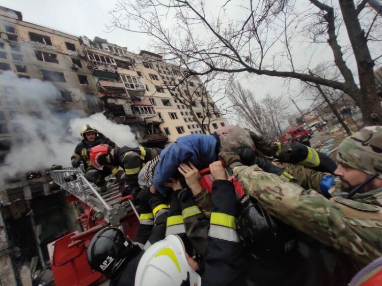 Πόλεμος στην Ουκρανία: Ρώσοι βομβάρδισαν πολυκατοικία στο Κίεβο - Νεκροί και τραυματίες