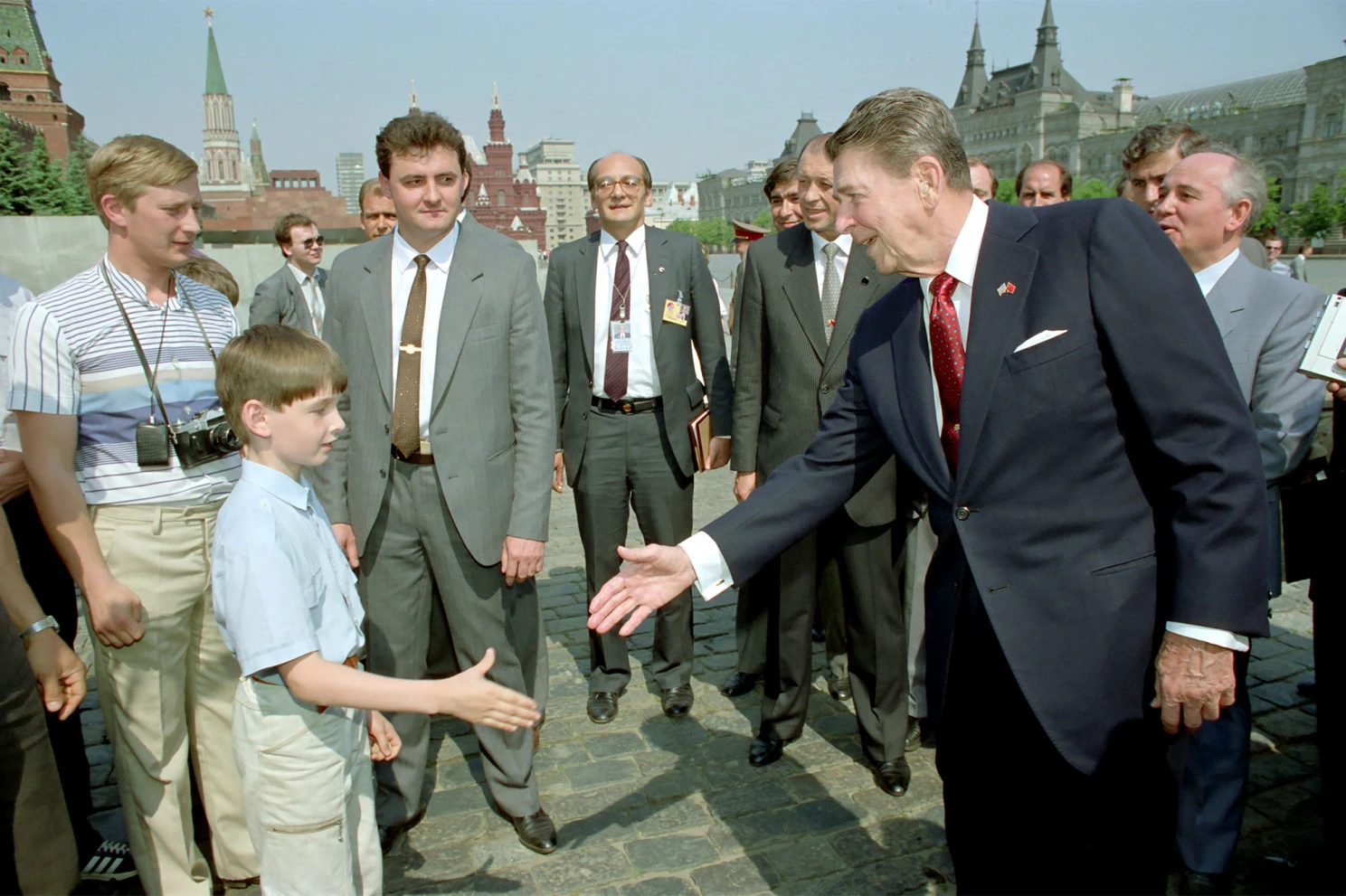 Αυτή η φωτογραφία του 1988 δείχνει τον Πούτιν να κατασκοπεύει τον Ρίγκαν;