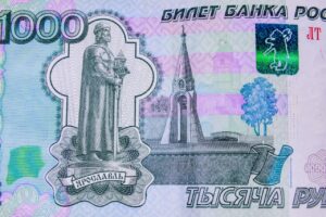 Ρωσία: Η Κεντρική Τράπεζα αυξάνει τα επιτόκια στο 12% – Κερδίζει έδαφος το ρούβλι
