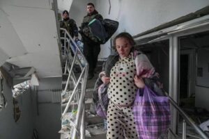 Γέννησε στη βομβαρδισμένη Μαριούπολη η έγκυος που οι Ρώσοι αποκάλεσαν «ηθοποιό»