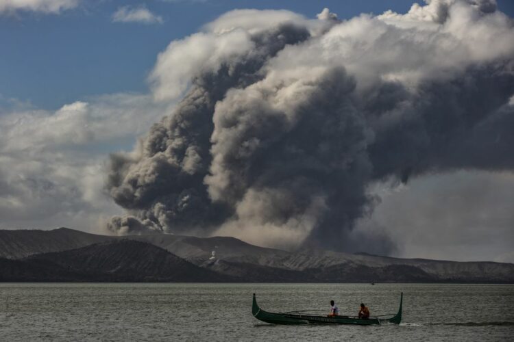 Φιλιππίνες: Το ηφαίστειο Τάαλ «βρυχάται»