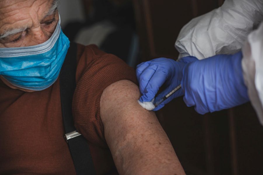 Τέλος το πρόστιμο των 100 ευρώ στους ανεμβολίαστους άνω των 60 από τον Απρίλιο