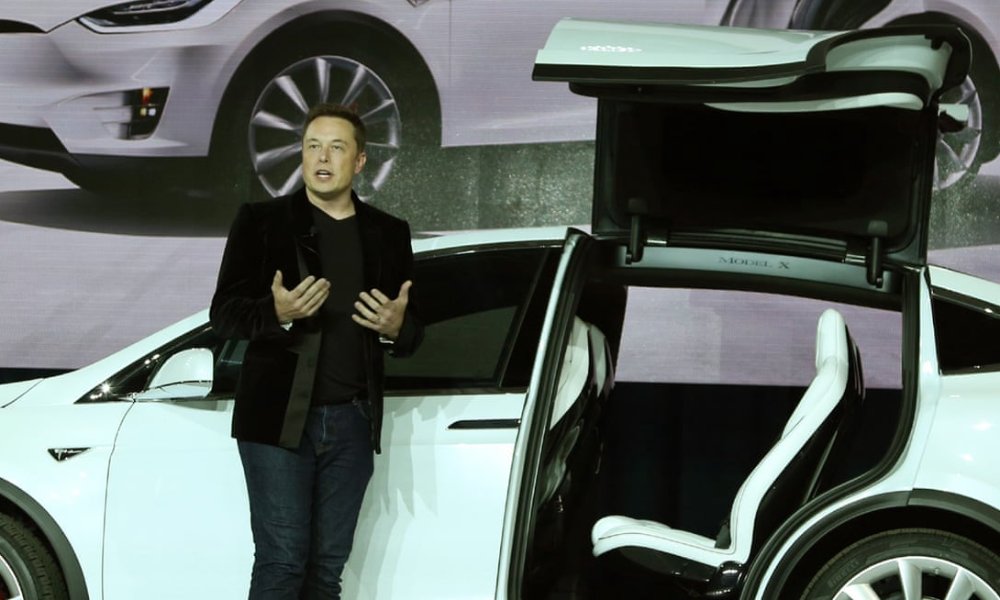 Tesla: Τρείς μισθούς δίνει στους Ουκρανούς