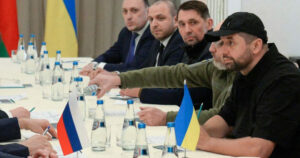 Χάσμα στις διαπραγματεύσεις Ρωσίας και Ουκρανίας - Μπένετ: Μακρύς ο δρόμος