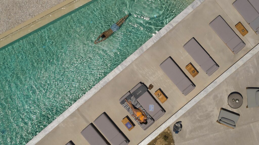 H Μήλος και το White Coast Suites στο Conde Nast Traveller