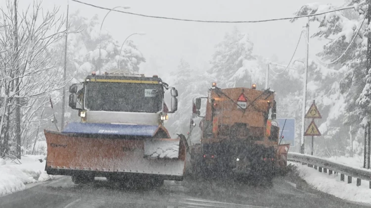 Χιόνια σε Βριλήσσια, Μαρούσι, Χαλάνδρι, Ψυχικό - Η εξέλιξη της κακοκαιρίας τις επόμενες ώρες - Πού έχει διακοπεί η κυκλοφορία, πότε εξασθενούν τα φαινόμενα