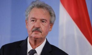 Λουξεμβούργο: Ο υπουργός Εξωτερικών παραπέμπει στη λύση της «ανατροπής» του Πούτιν