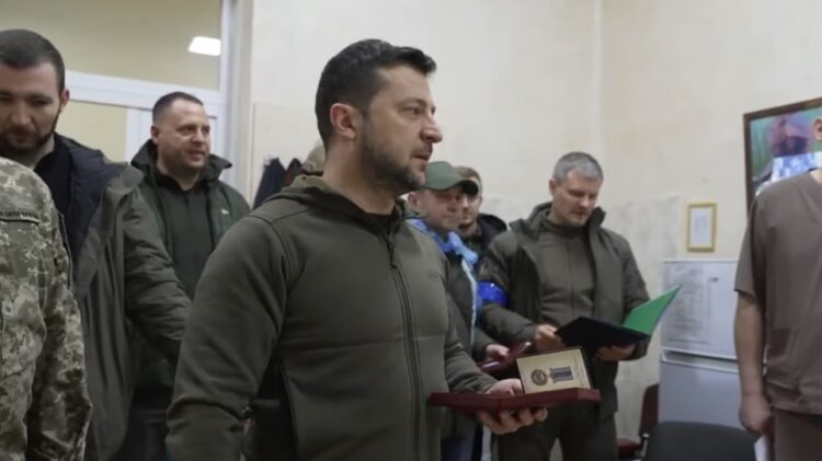 Ζελένσκι: Επισκέφθηκε τραυματίες μαχητές σε πολεμικό νοσοκομείο (Βίντεο)
