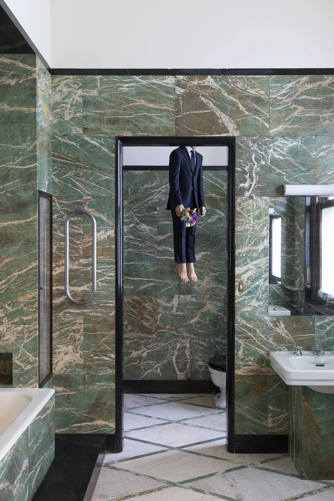 Στην τουαλέτα μιας γκαλερί του Μιλάνου, κρεμασμένη μια «αυτοπροσωπογραφία» του Cattelan