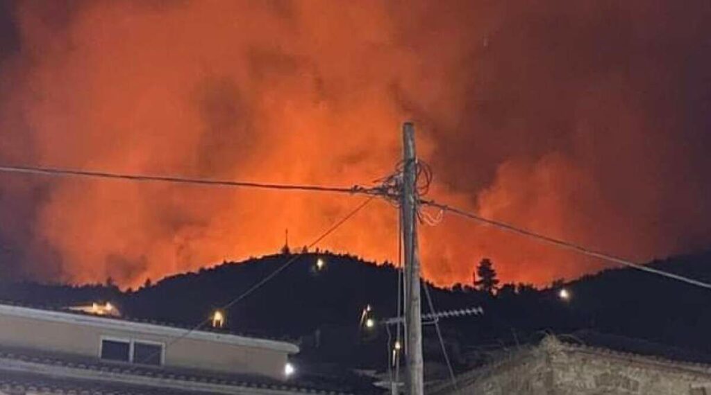 Λιβαδάκι Ηλείας: Μαίνεται ανεξέλεγκτη η φωτιά
