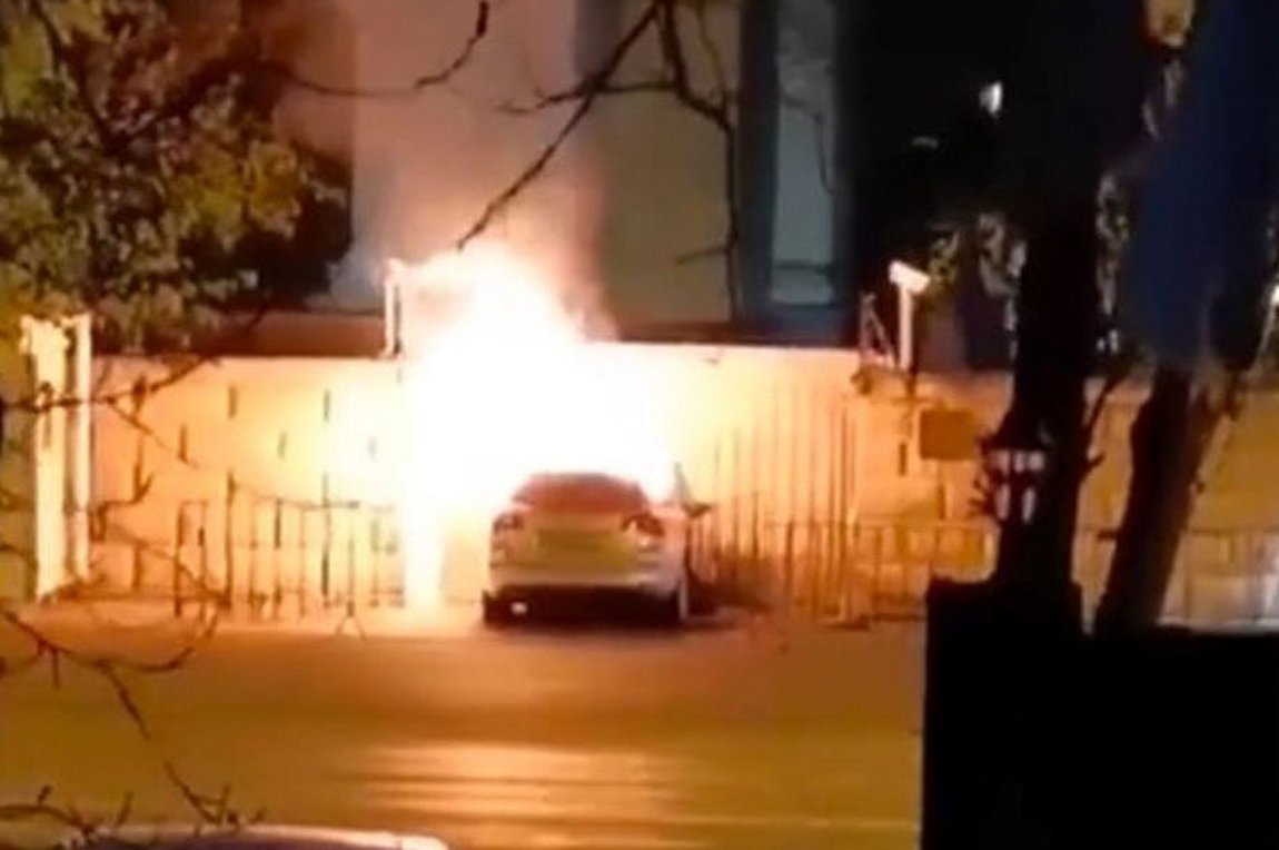 Οδηγός έπεσε με το αυτοκίνητό του πάνω στην πύλη της πρεσβείας της Ρωσίας στο Βουκουρέστι και σκοτώθηκε