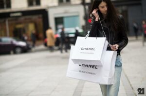 Oίκος Chanel: Περιορίζει τις αγορές προϊόντων