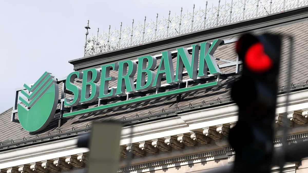 Το Λονδίνο παγώνει τα περιουσιακά στοιχεία της μεγαλύτερης ρωσικής τράπεζας Sberbank