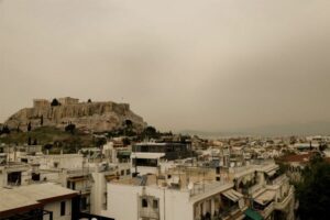 Ο καιρός σήμερα - «Καλυμμένη» από αφρικανική σκόνη όλη την ημέρα η Αθήνα