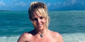 Η Britney Spears ποζάρει γυμνή στην παραλία και μετά...στην αγκαλιά της βοηθού της μέσα στην πισίνα