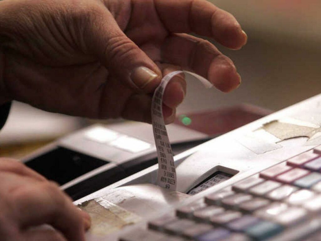 Κομισιόν: Η Ελλάδα «πρωταθλήτρια» στις απώλειες εσόδων από ΦΠΑ
