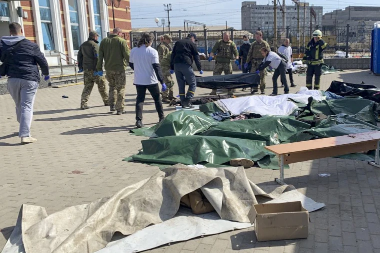Πόλεμος στην Ουκρανία: Οι Ρώσοι χτύπησαν σιδηροδρομικό σταθμό στο Κραματόρσκ - Δεκάδες νεκροί