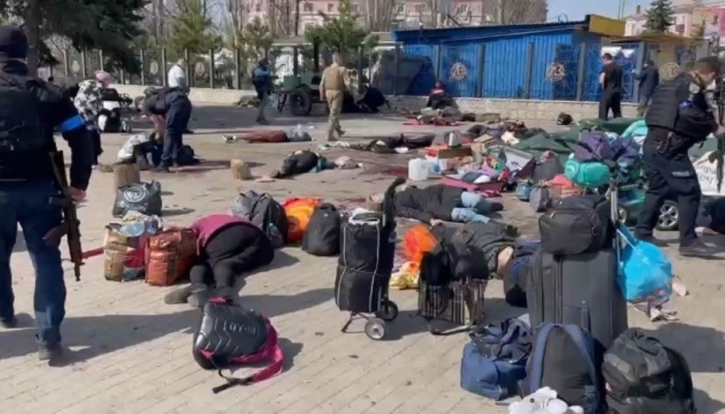 Πόλεμος στην Ουκρανία: Οι Ρώσοι χτύπησαν σιδηροδρομικό σταθμό στο Κραματόρσκ - Δεκάδες νεκροί
