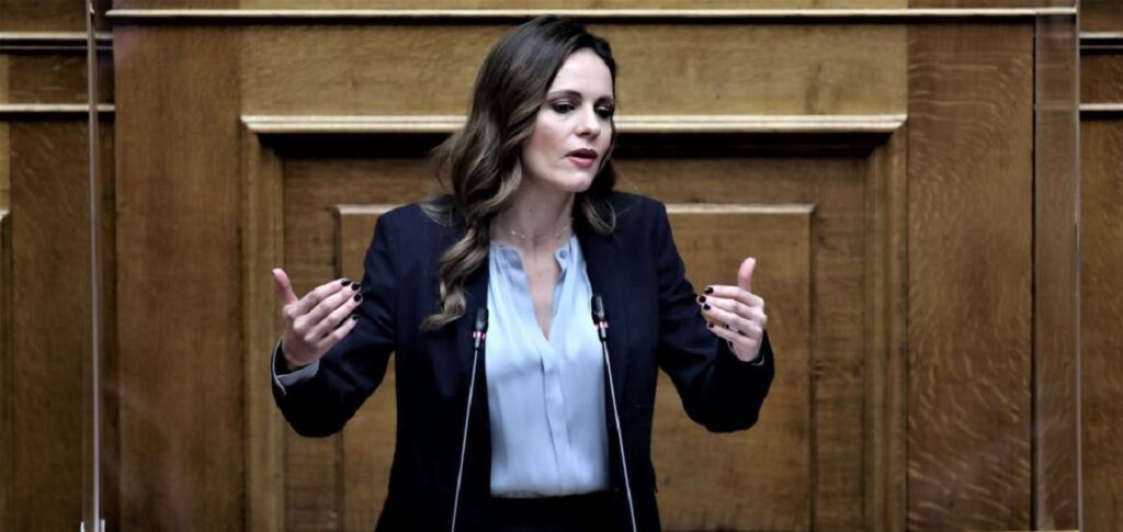 Αχτσιόγλου: Κυβερνητικό φιάσκο και προσβολή του λαού η ομιλία νεοναζί στη Βουλή
