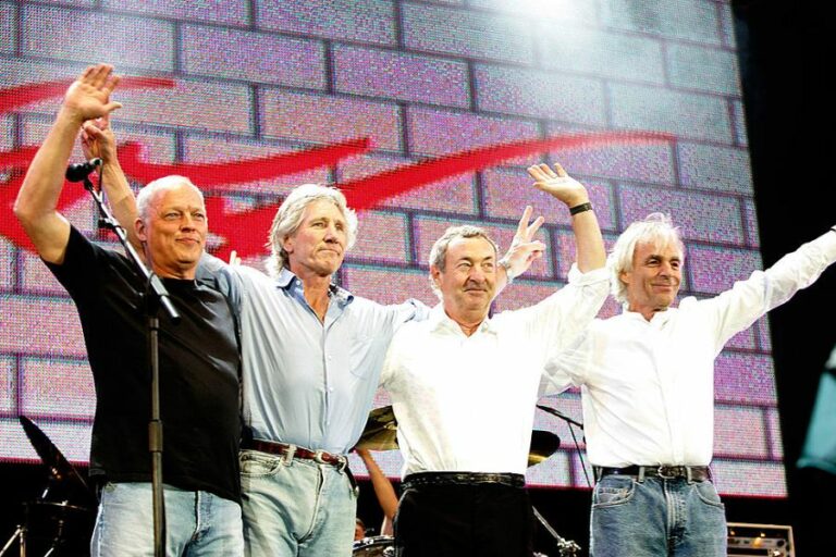 Οι Pink Floyd 30 χρόνια μετά ηχογραφούν ξανά τραγούδι, για την Ουκρανία - Ακούστε το