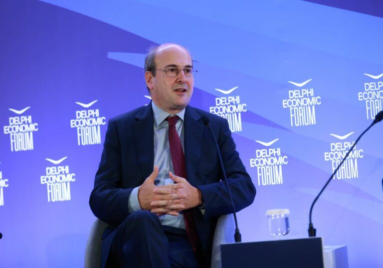 Delphi Economic Forum – Χατζηδάκης: Έρχονται δύο νέες ρυθμίσεις, σύνταξη και «σύνταξη εμπιστοσύνης»