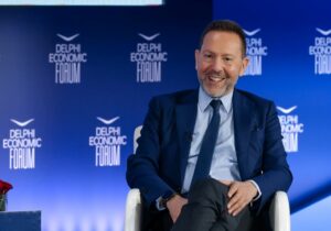 Delphi Economic Forum - Στουρνάρας: «Το σοκ στην Ουκρανία συμβάλλει στην αύξηση του πληθωρισμού»
