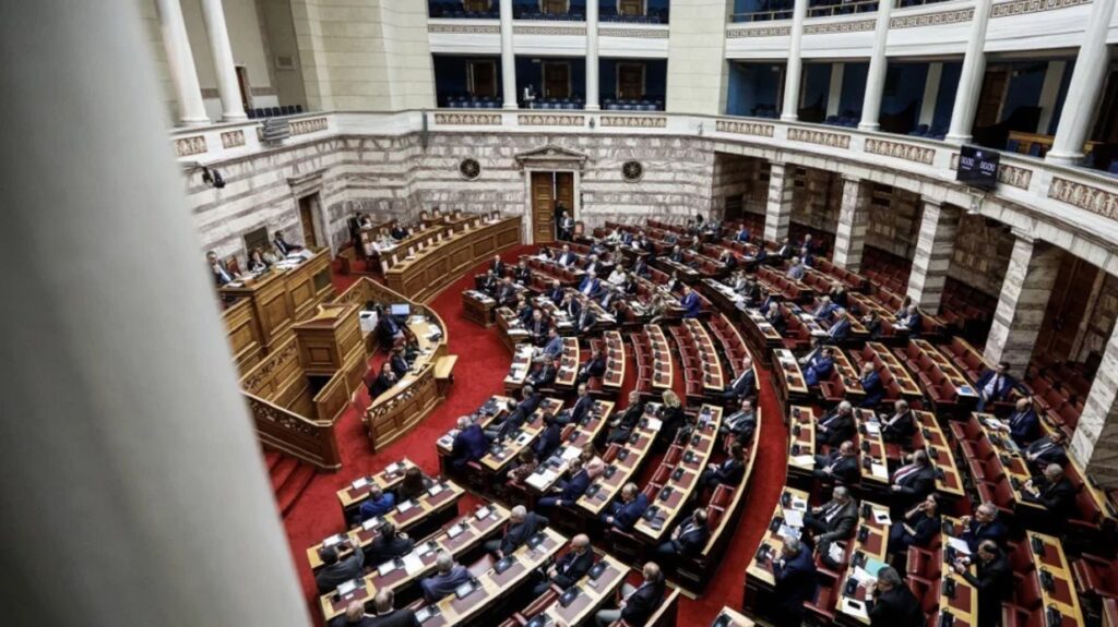 Με τις ψήφους της ΝΔ «πέρασε» από την Επιτροπή Κοινωνικών Υποθέσεων το νομοσχέδιο «Δουλειές Ξανά»