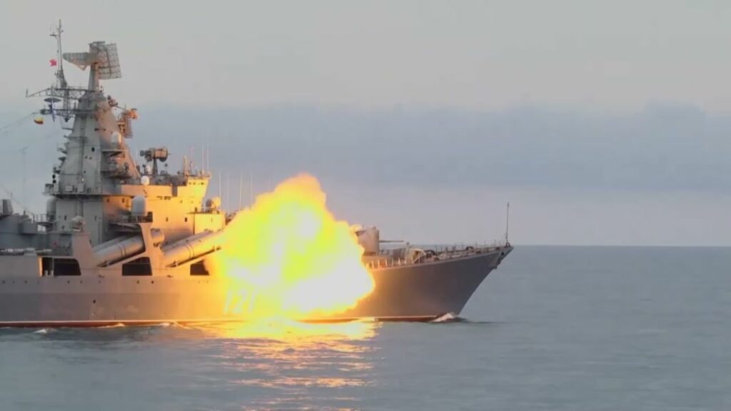 Πόλεμος στην Ουκρανία: Φλέγεται η ναυαρχίδα του ρωσικού στόλου στη Μαύρη Θάλασσα
