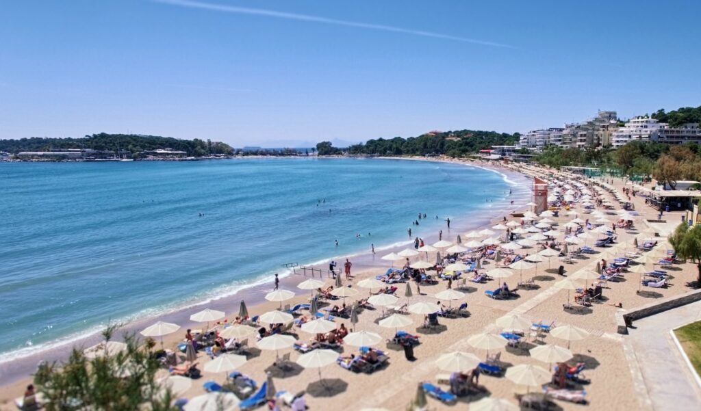Πόσο κοστίζει η μίσθωση (Μυκονοποίηση) της παραλίας της Βουλιαγμένης; 