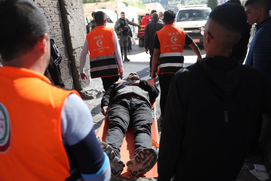 Συγκρούσεις Παλαιστινίων με Ισραηλινούς αστυνομικούς στο τζαμί Αλ-Άκσα της Ιερουσαλήμ - Εκατοντάδες τραυματίες