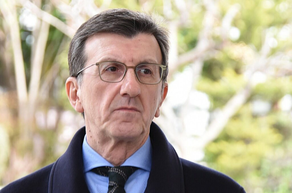 Ο Άρης Πορτοσάλτε αποχωρεί έξαλλος από το στούντιο του ΣΚΑΪ