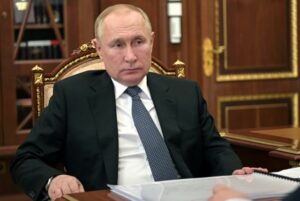 Τέσσερις γυναίκες βάζουν στον στόχο τον Βλαντιμίρ Πούτιν