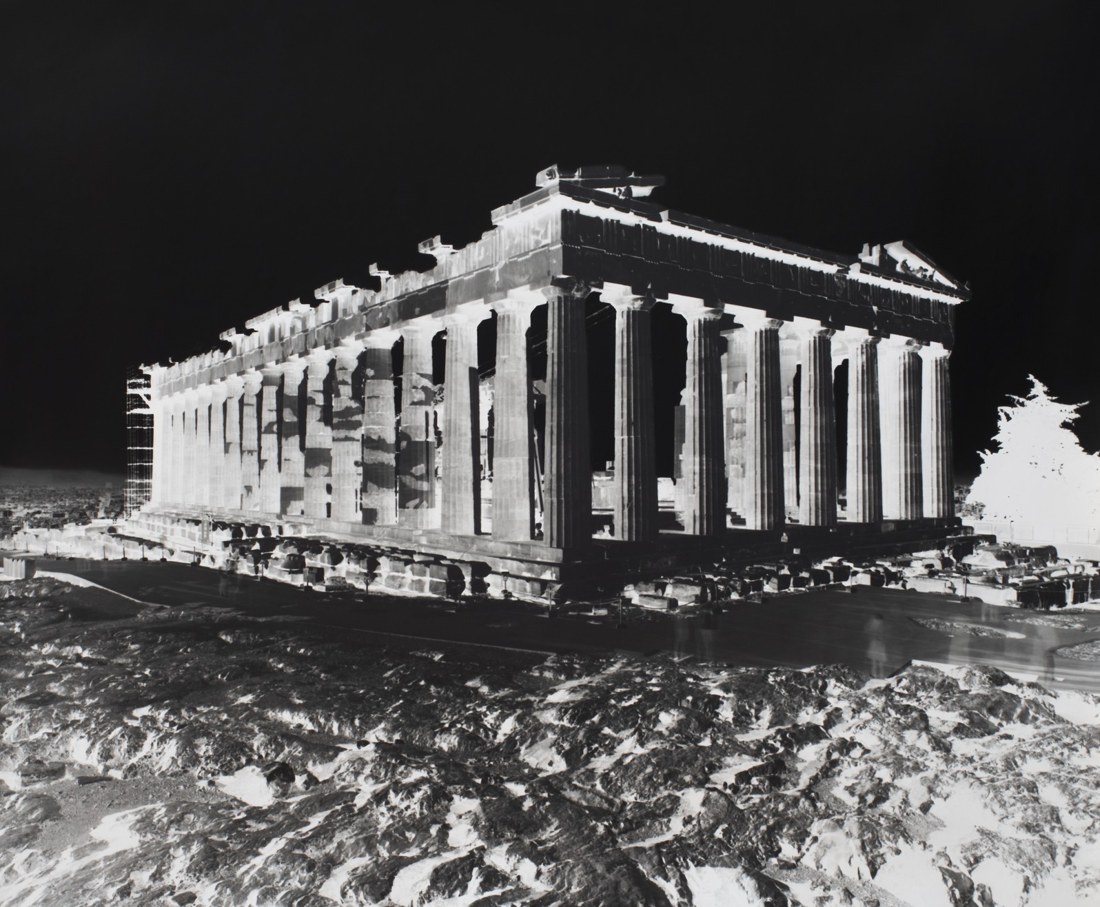 New York Times: Στην Αθήνα οι εικόνες αρχαίων μνημείων της Vera Lutter 